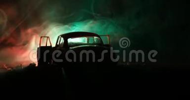 老式旧车的剪影，背景为暗雾色调，灯光在微光下发光，或旧犯罪车黑色的轮廓